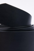 Cinturón café oscuro en sintético con hebilla cuadrada metálica