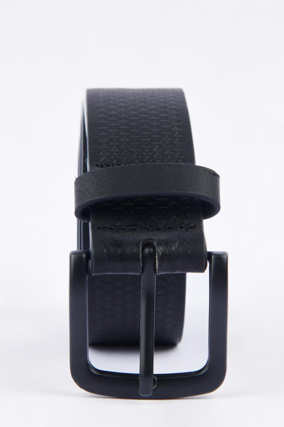 Cinturón sintético gris intenso con texturas y hebilla metálica