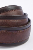 Cinturón café oscuro combinado con hebilla cuadrada y trabilla sencilla