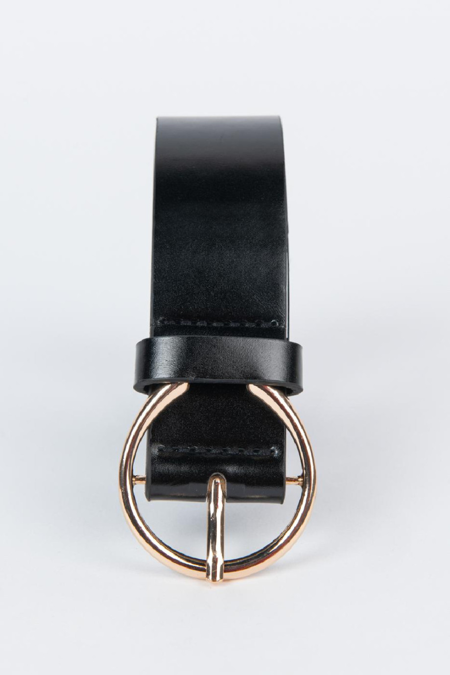 Cinturón sintético negro con hebilla dorada circular metálica