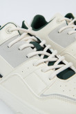 Tenis casuales blancos con texturas perforadas, contrastes y suelas planas