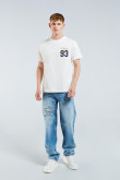 Camiseta crema clara con manga corta y diseño college
