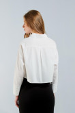 Blusa crop blanca con manga larga y cierre con botones ocultos