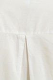 Blusa crop blanca con manga larga y cierre con botones ocultos