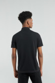 Camiseta negra polo con bloques de color y manga corta