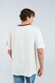 Camiseta oversize crema clara con cuello V y diseños college