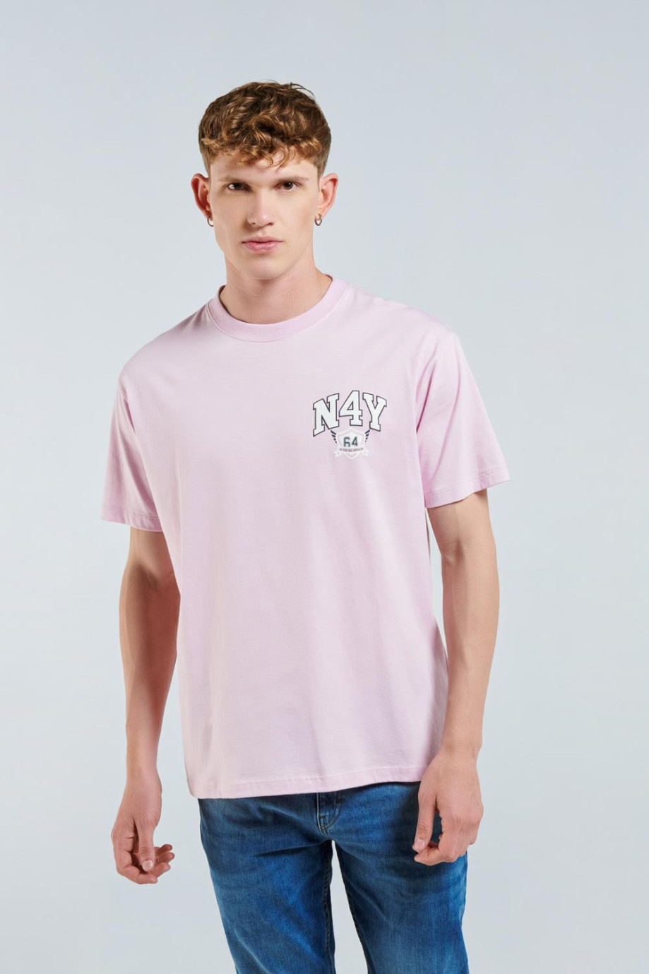 Camiseta cuello redondo rosada oversize con diseño college