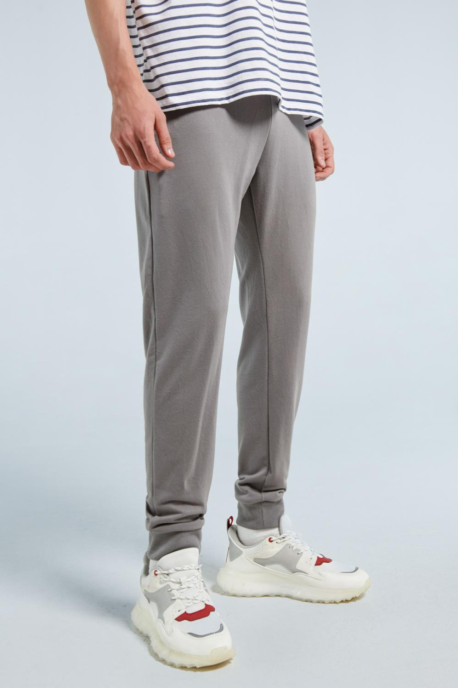 Pantalón jogger unicolor con cintura elástica y puños en rib