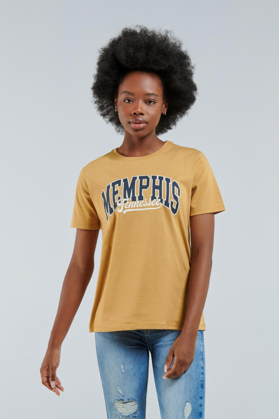 Camiseta kaky clara con manga corta y diseño college de Memphis