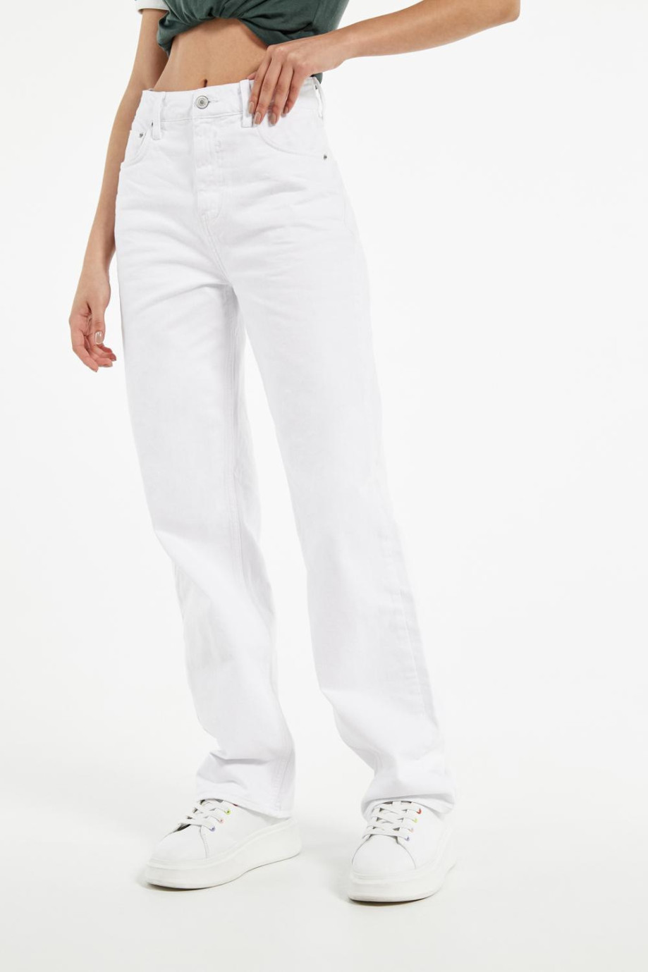 Jean blanco tipo 90´S con tiro alto y bota ancha recta