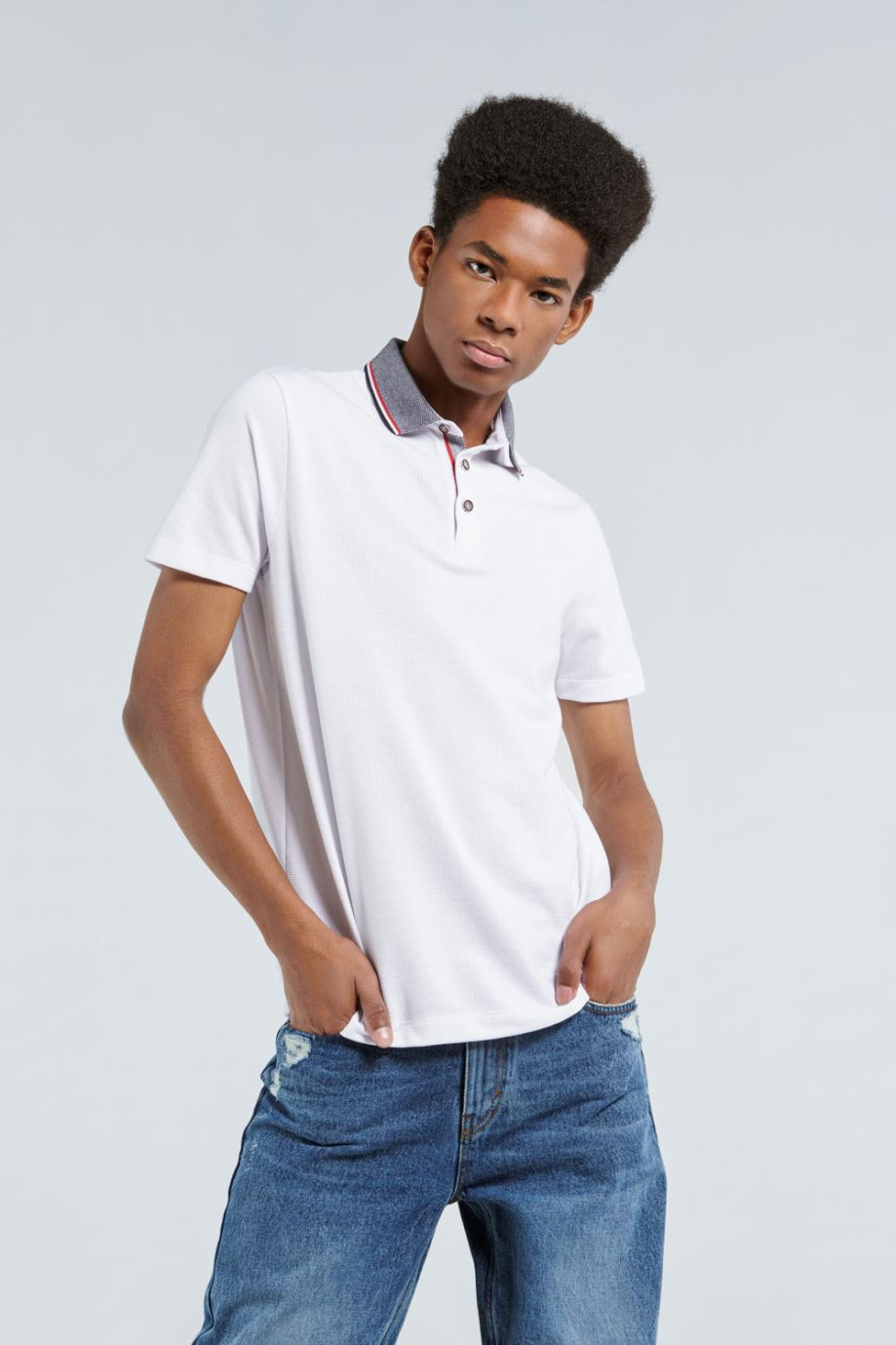 Camiseta polo blanca con cuello en contraste y manga corta