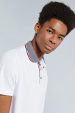 Camiseta polo blanca con cuello en contraste y manga corta