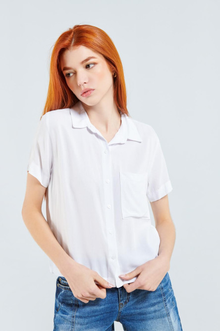 Blusa blanca con cuello camisero, manga corta y detalles en puños