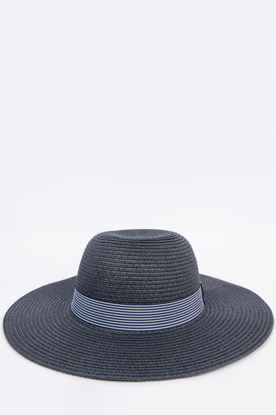 Sombrero azul intenso con cinta en contraste y ala ancha