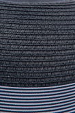 Sombrero azul intenso con cinta en contraste y ala ancha