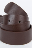 Cinturón sintético café oscuro con apliques metálicos decorativos