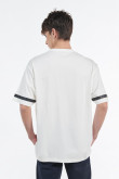 Camiseta crema oversize con diseños college y cuello redondo