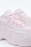 Tenis rosados claros de plataforma con texturas y suelas anchas en relieve