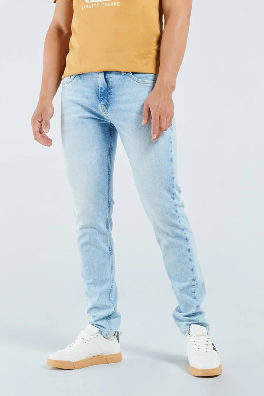 Jean tiro bajo skinny azul claro con desgastes de color y bolsillos
