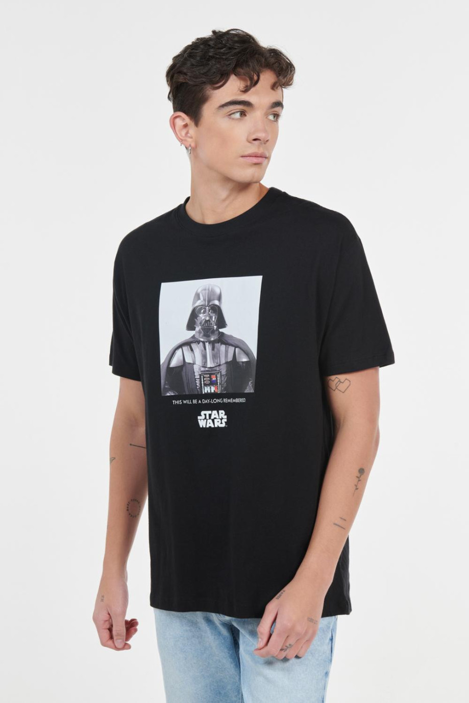 Camiseta cuello redondo negra con estampados localizados de Star Wars