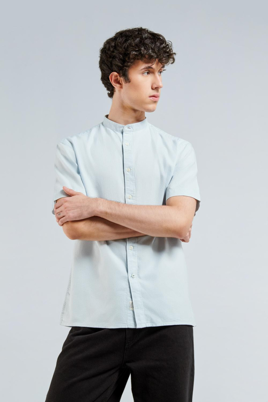 Camisa cuello mao unicolor con botones delanteros y manga corta