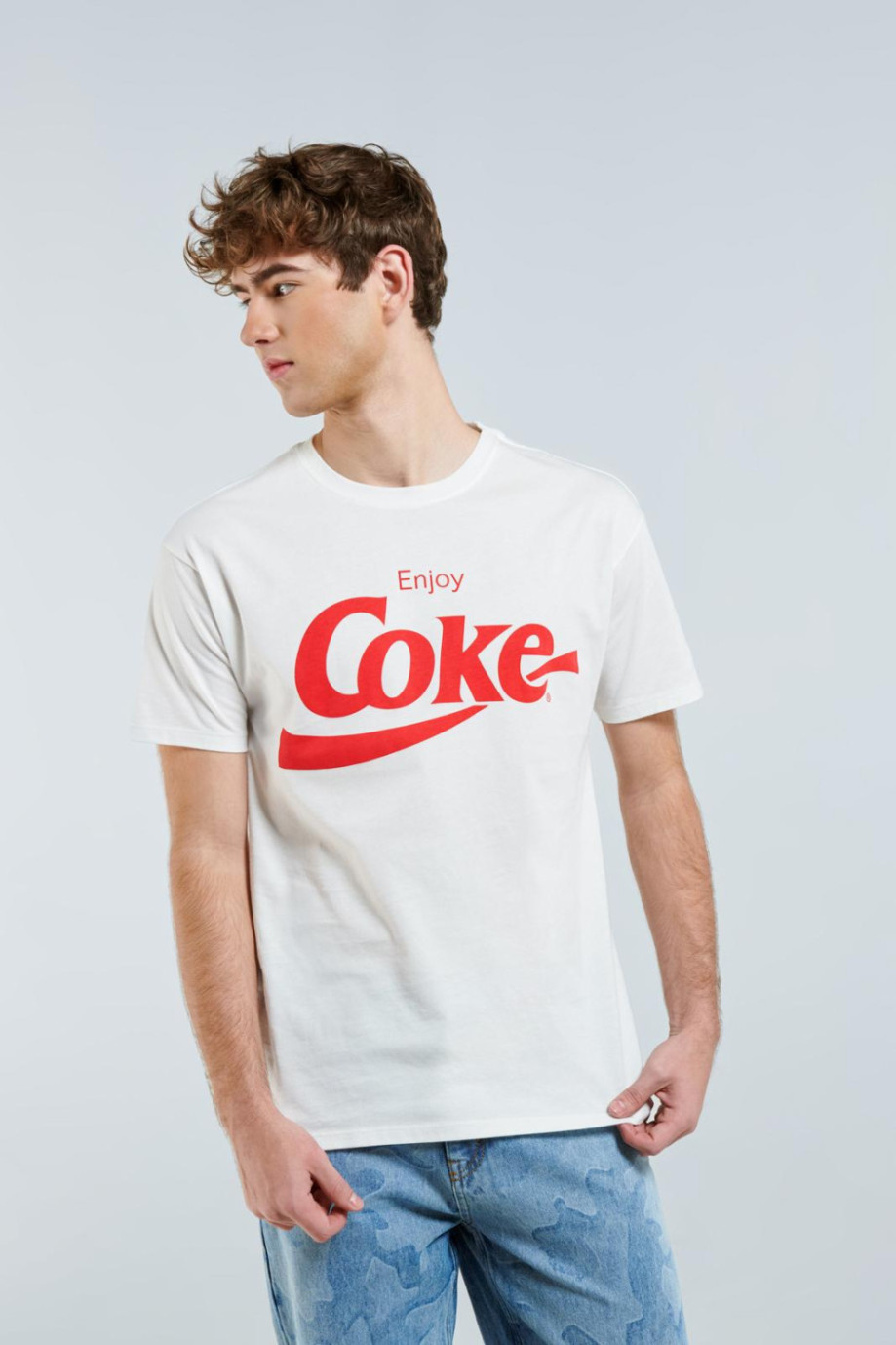 Camiseta crema clara con arte de Coca-Cola y cuello redondo