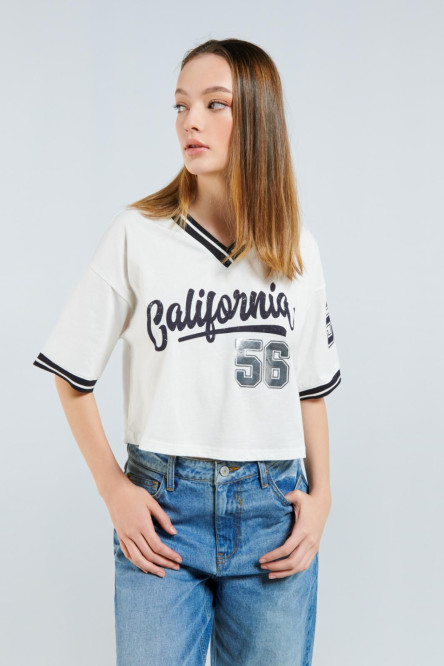 Camiseta crema clara crop top oversize con diseño college y cuello en V