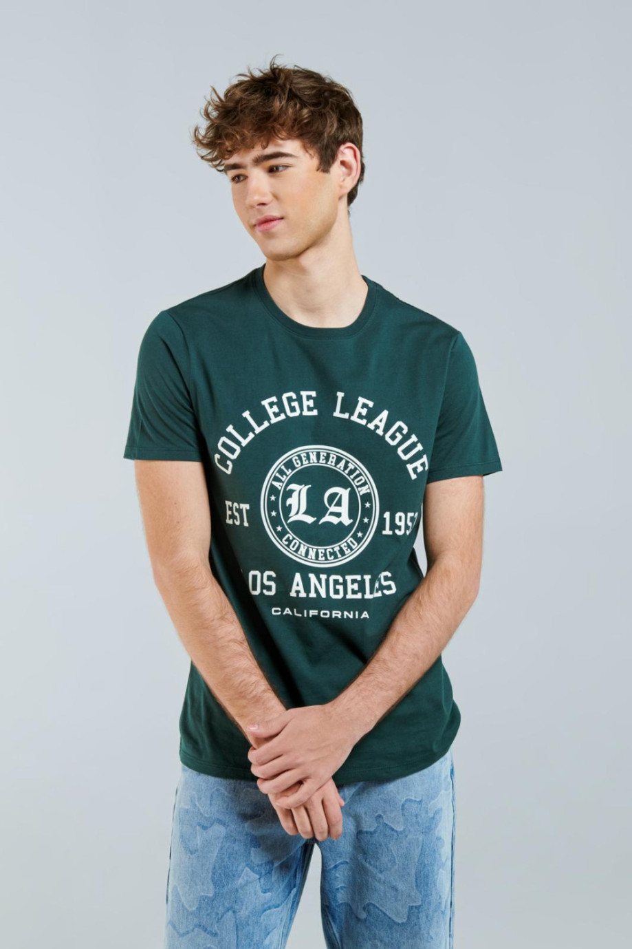 Camiseta cuello redondo verde oscura con diseño college blanco en frente