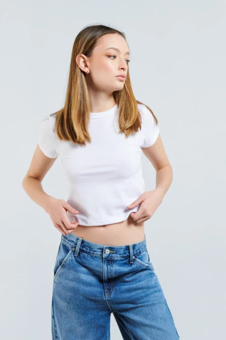 Camiseta unicolor crop top con cuello redondo y manga corta