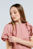 Blusa rosada con manga corta aglobada y espalda descubierta