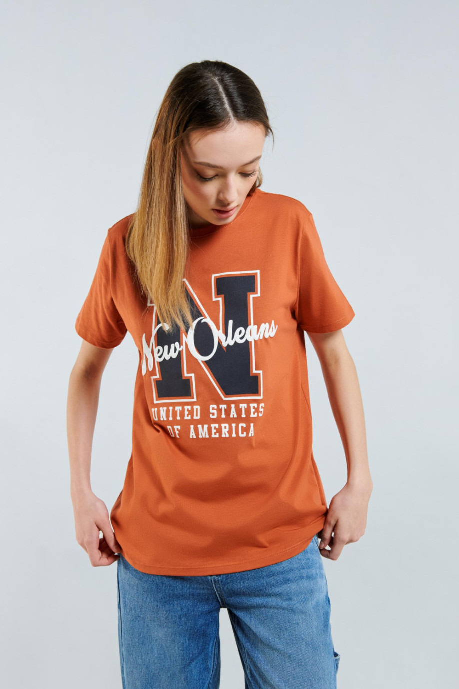 Camiseta manga corta naranja con arte college de New Orleans
