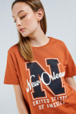 Camiseta manga corta naranja con arte college de New Orleans
