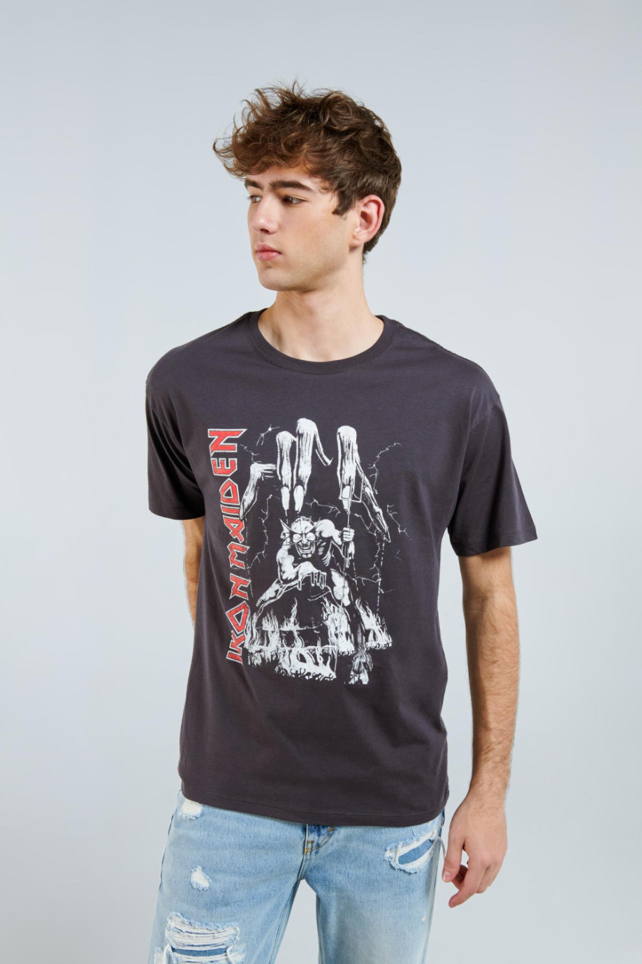 Camiseta gris intensa con diseño de Iron Maiden y manga corta