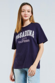 Camiseta azul con manga corta y diseño college de Pasadena