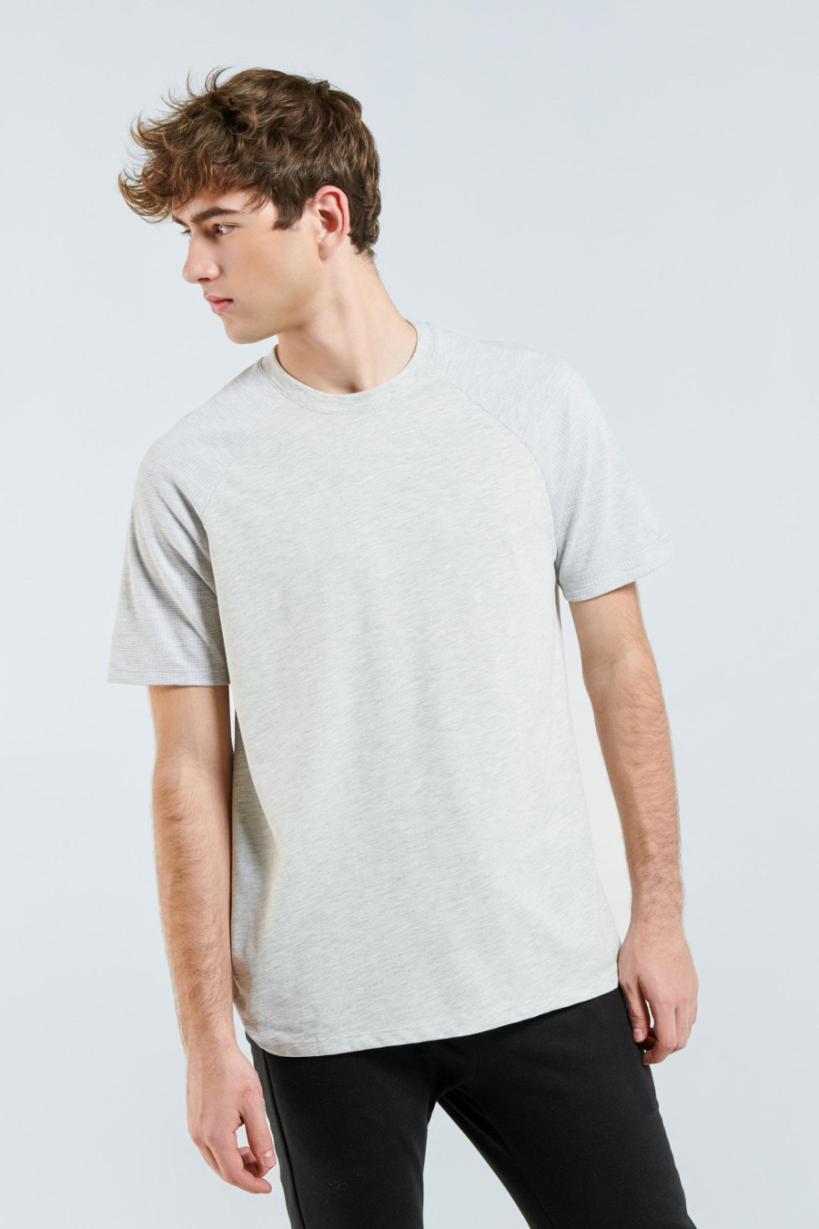 Camiseta gris con manga ranglan corta con texturas