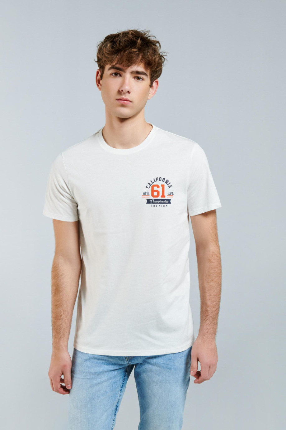 Camiseta crema clara con diseño college minimalista y cuello redondo