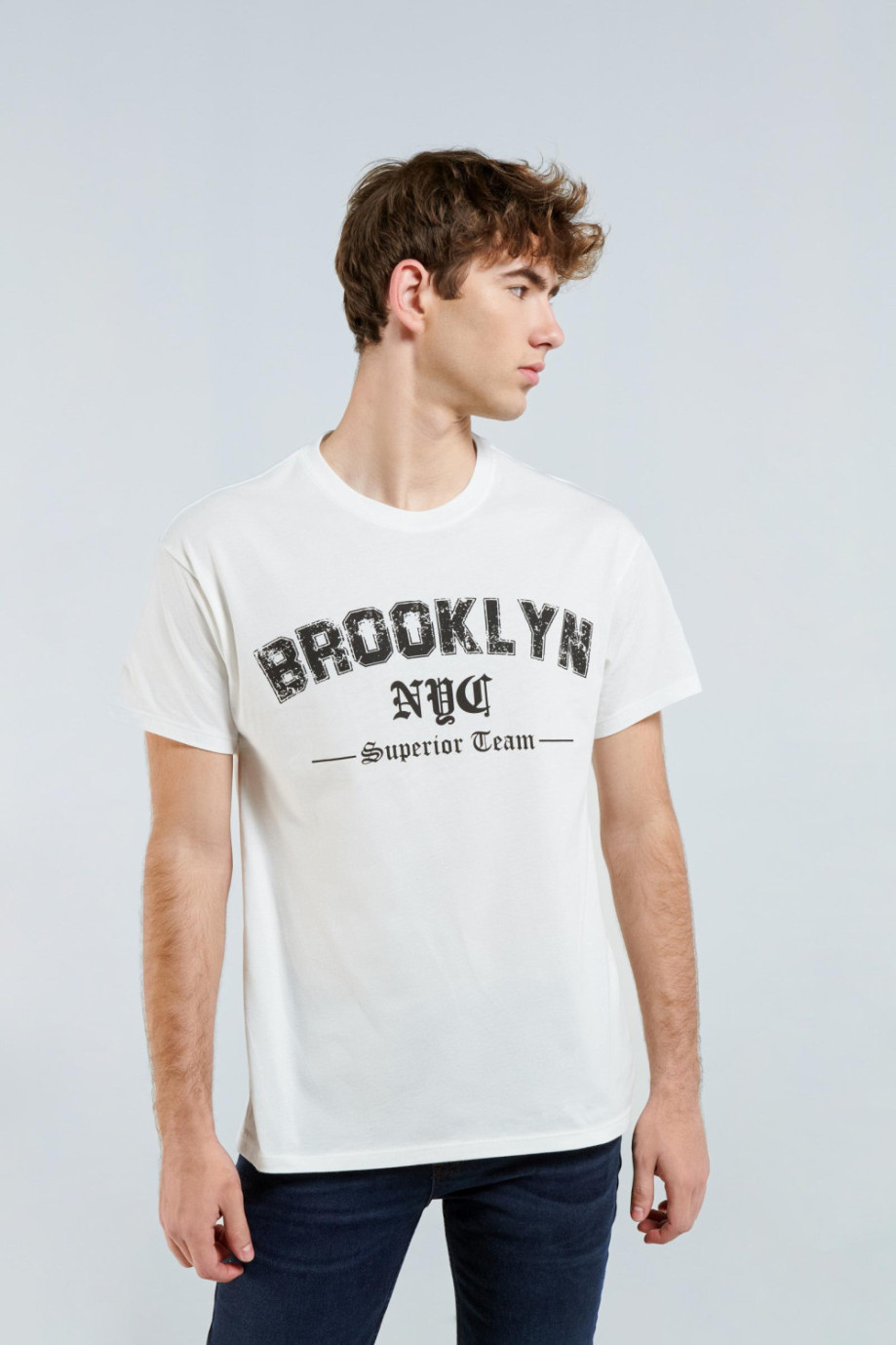Camiseta crema clara con manga corta y diseño college de Brooklyn