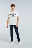 Camiseta crema con manga corta y diseño college de Brooklyn