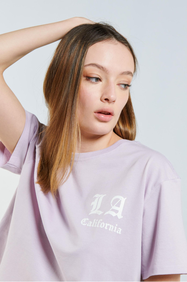 Camiseta lila clara crop top oversize con cuello redondo y diseño college