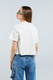 Camiseta crop top crema clara con cuello redondo y diseño de Coca-Cola
