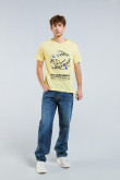 Camiseta amarilla con manga corta y diseño de Rick and Morty