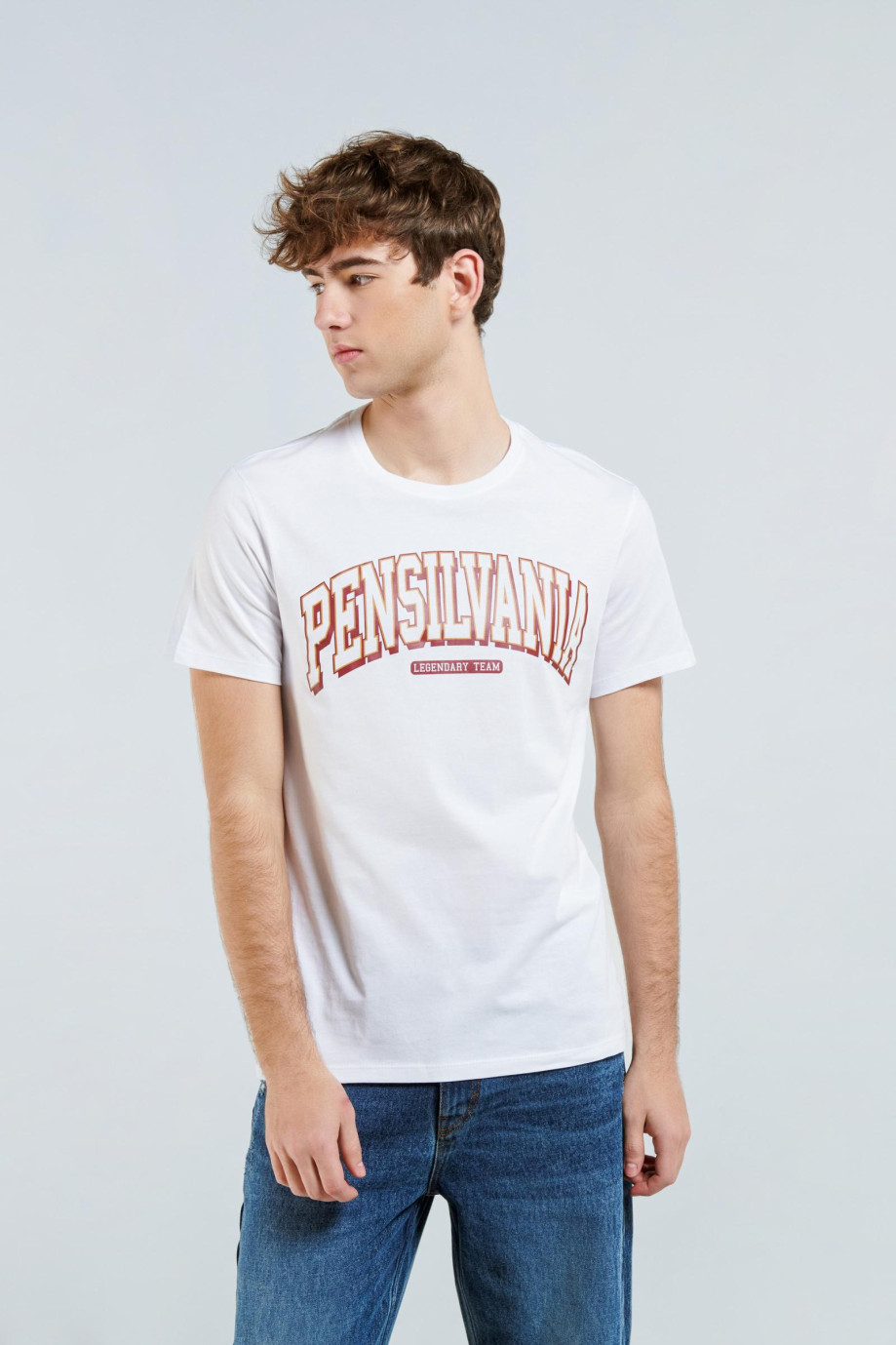 Camiseta blanca con diseño college rojo y manga corta