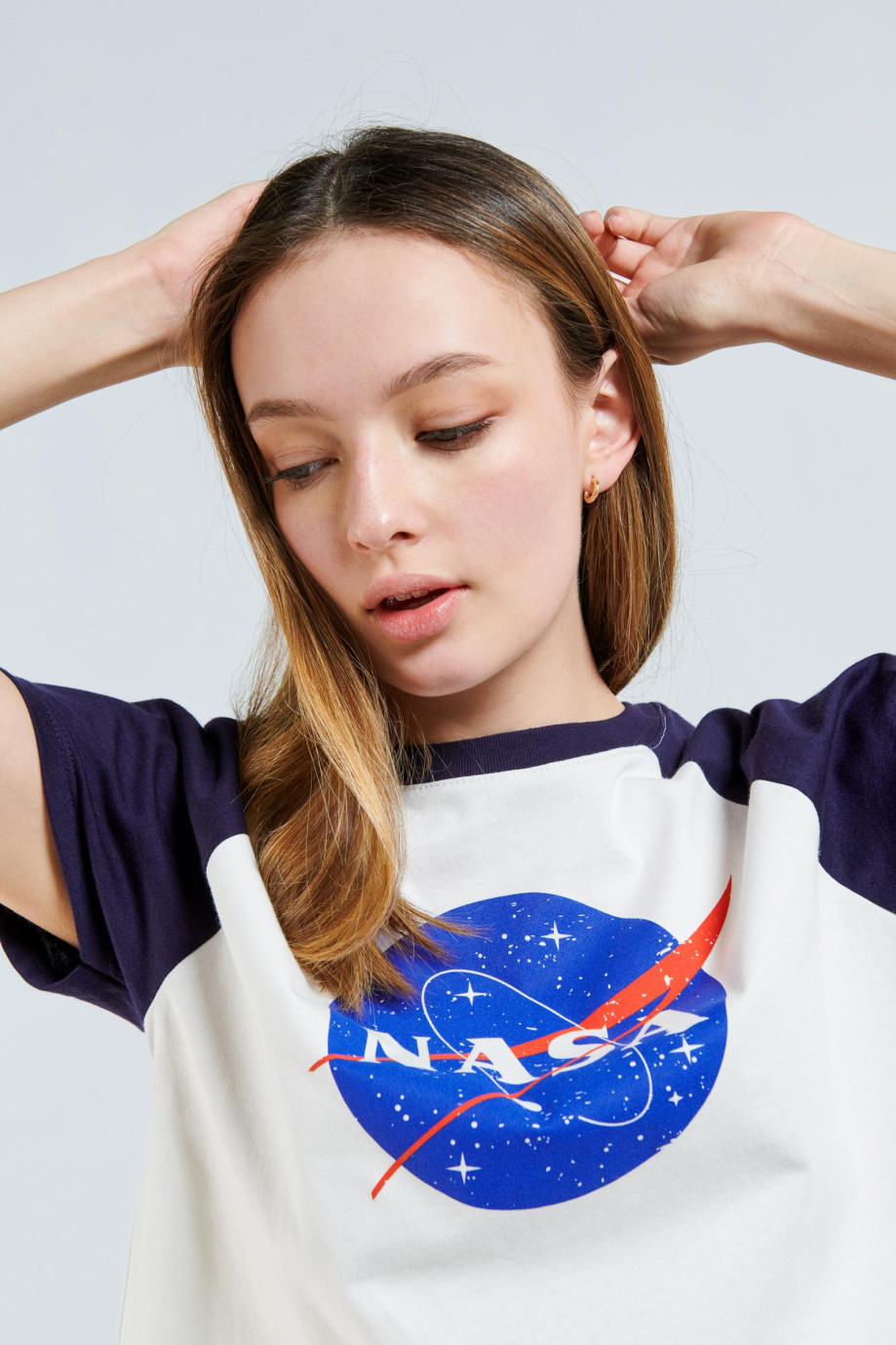 Camiseta manga ranglan con estampado en frente de Nasa