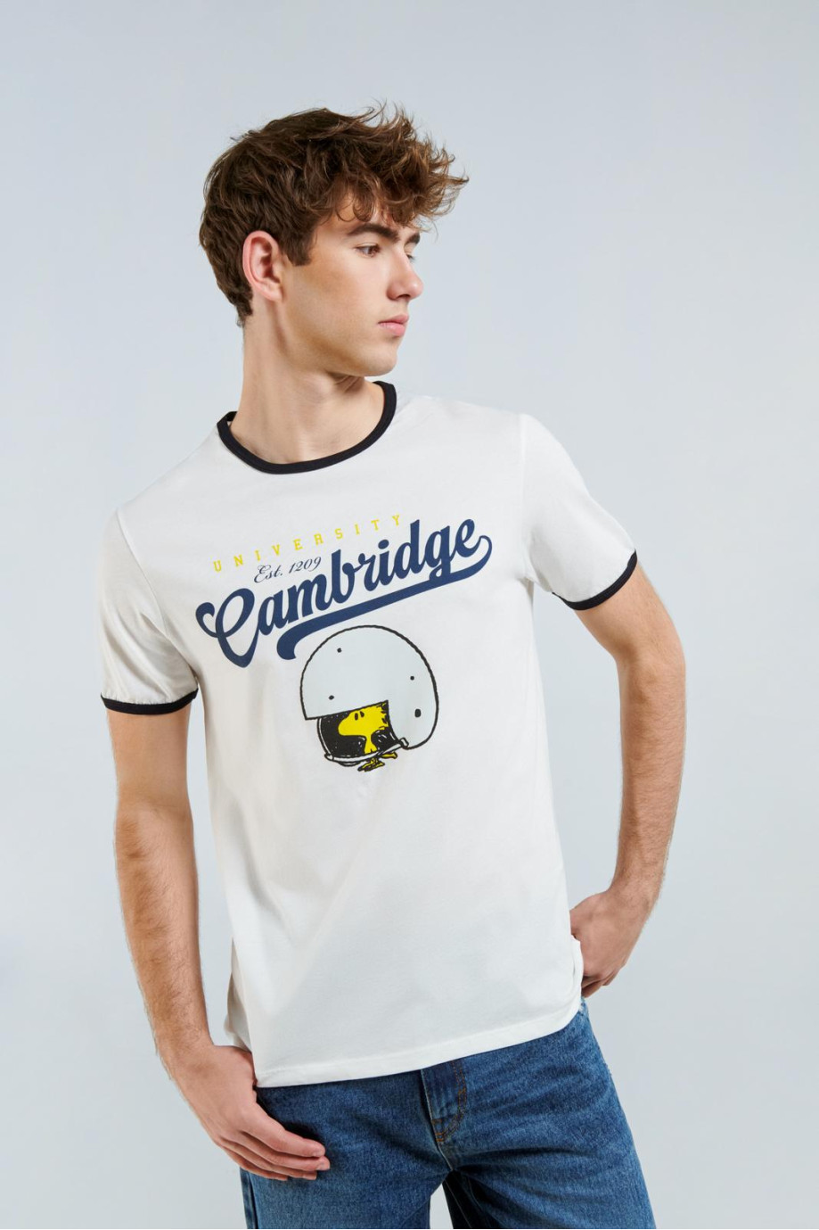 Camiseta crema clara con manga corta y arte college de Snoopy y Cambridge