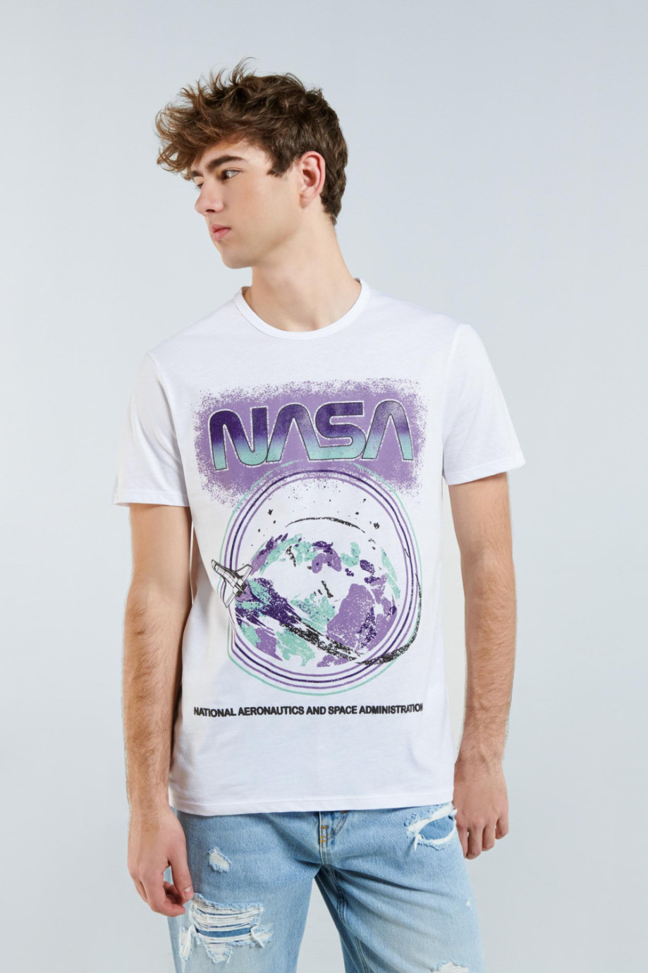 Camiseta unicolor con diseño de NASA en frente y cuello redondo