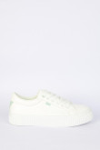 Tenis casuales blancos con contrastes verdes y suelas planas