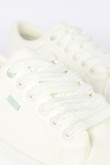 Tenis casuales blancos con contrastes verdes y suelas planas