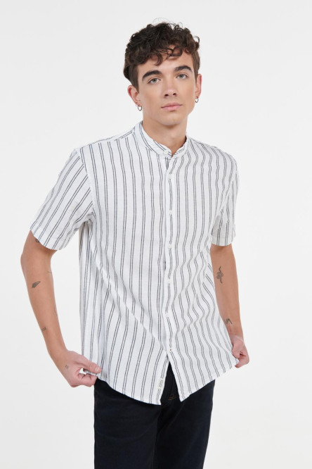 Camisa unicolor a rayas con cuello nerú y manga corta