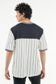 Camiseta crema clara oversize con cuello en V y diseño college
