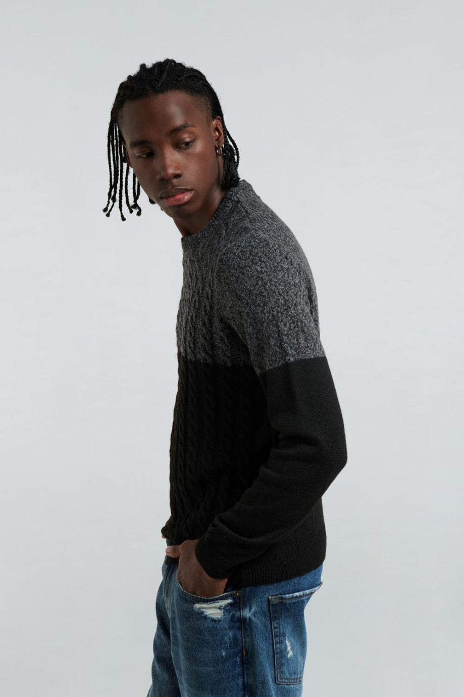 Suéter tejido negro con cuello redondo y corte gris
